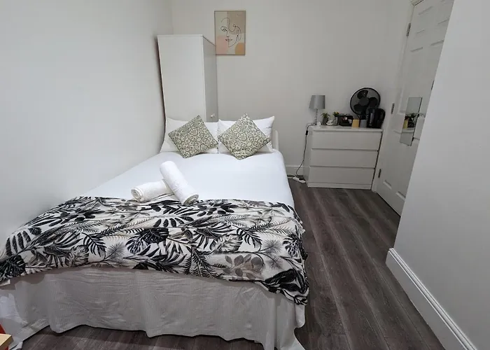 Mile End- Prime Location Hotel London